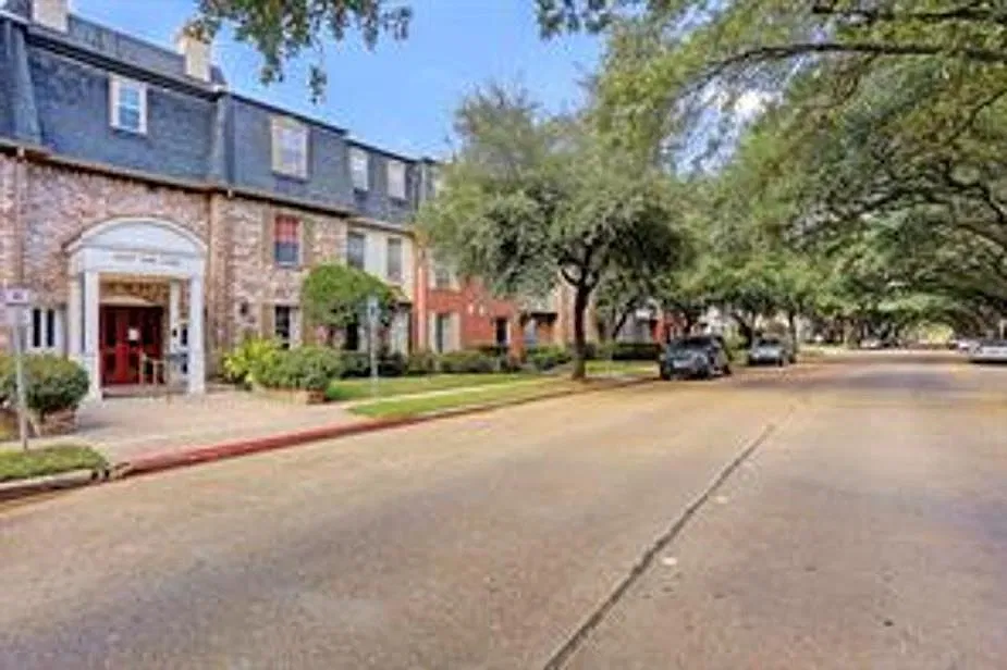 351 N Post Oak Ln — Photo 1