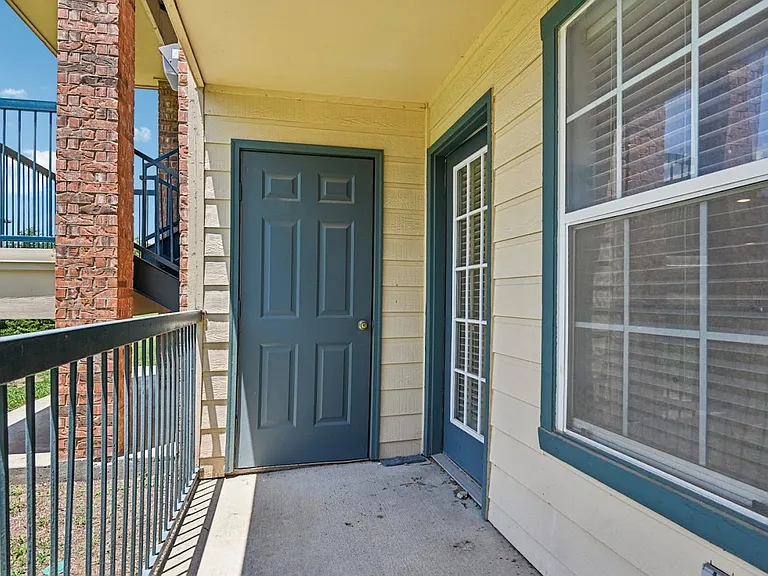 Timber Oaks Apartments — Photo 14