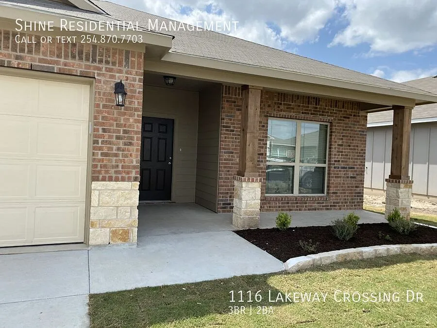 Cozy 3 bedroom home close to shopping & schools — Photo 2