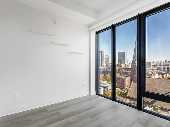 10-25 Jackson Avenue image 9 of 12