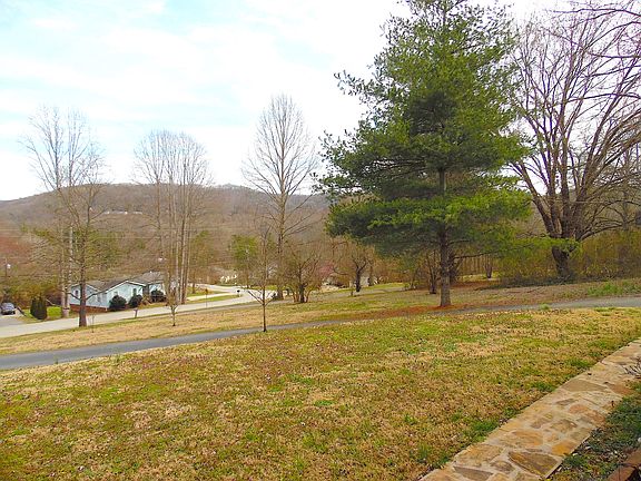 3rd image of 2685 Lake Valley Dr