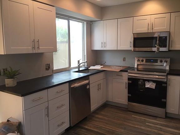 Stunning new kitchen w/Quartz countertops