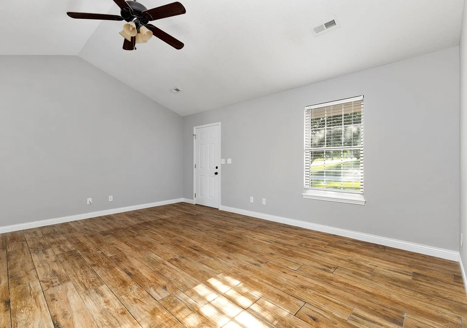 Fabulous 3 Bed 2 Bath House! — Photo 4
