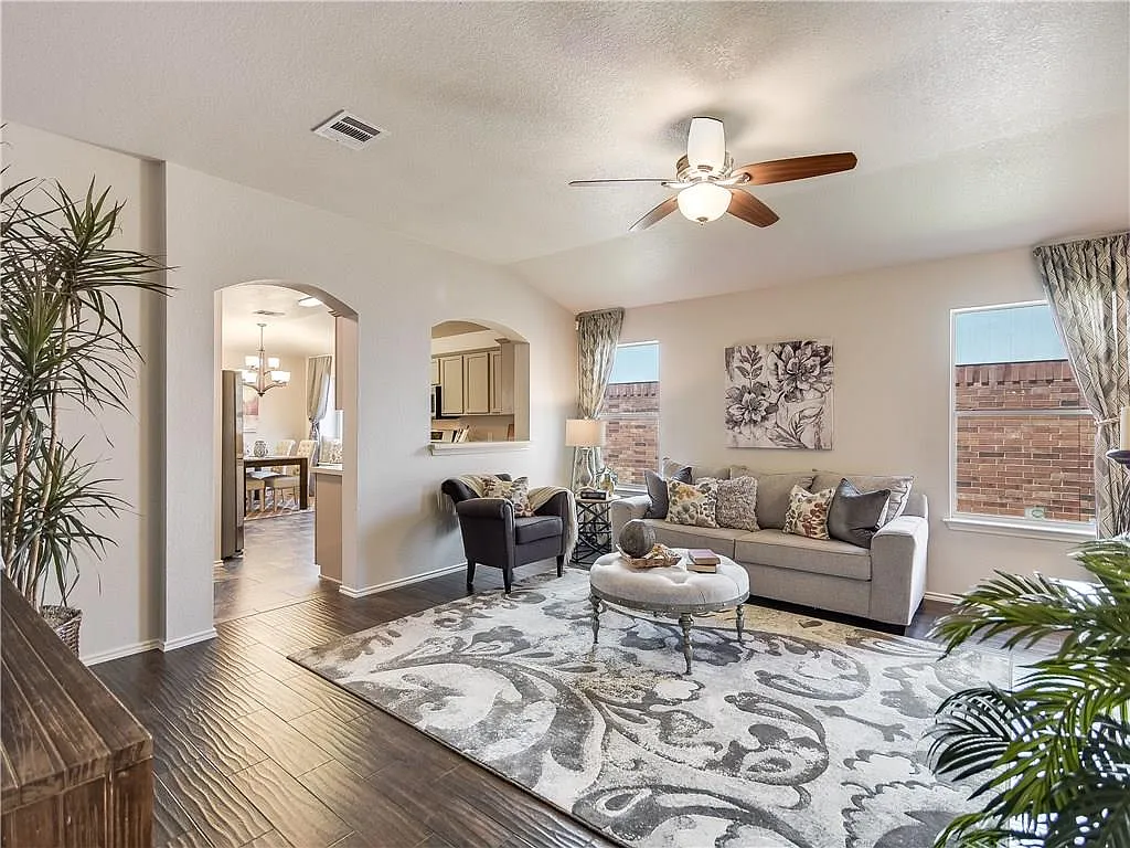 3 bed, 2.0 bath, 1455 sqft, $1,895 — Photo 3