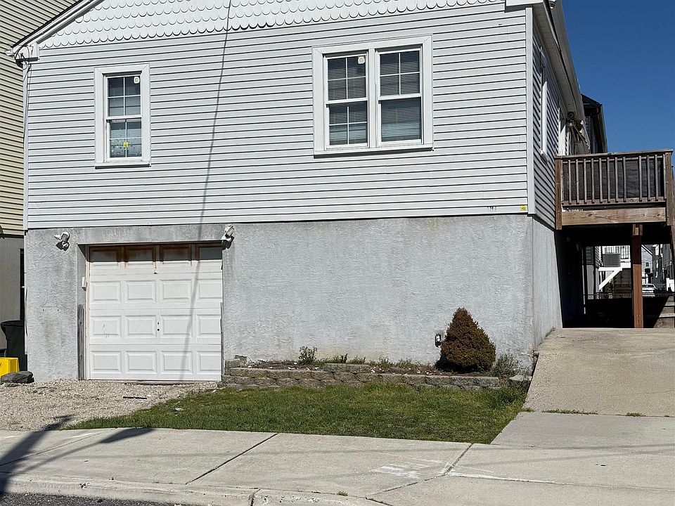 1st image of 210 Q Ave