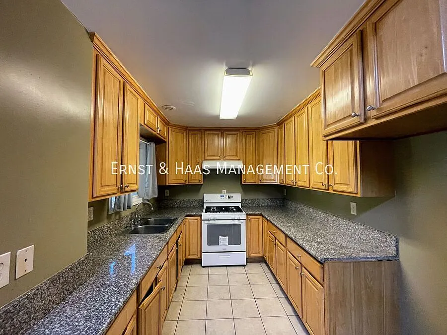 Lovely 5-Bedroom, 2-Bath Apartment Home with Open-Beam Ceilings! — Photo 4