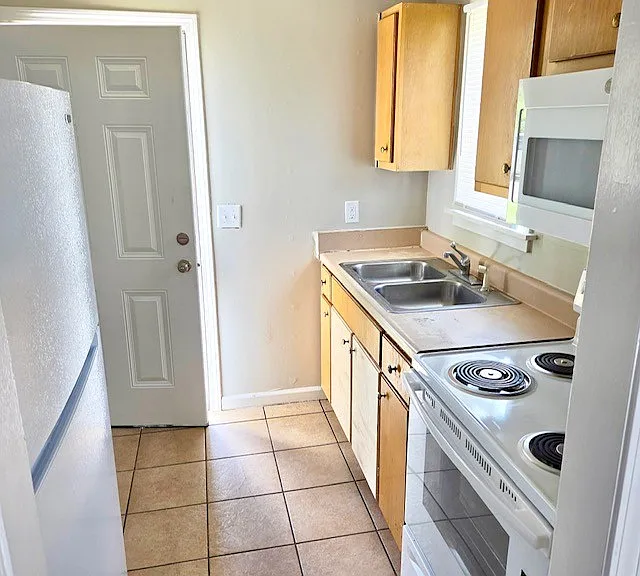 886 E Plum St — Photo 3