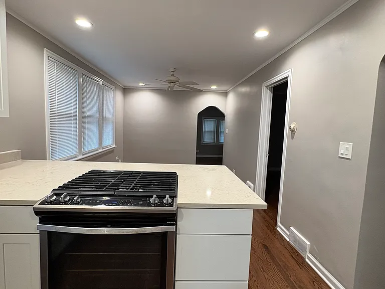 6717 N Oxford Ave #2 — Photo 3