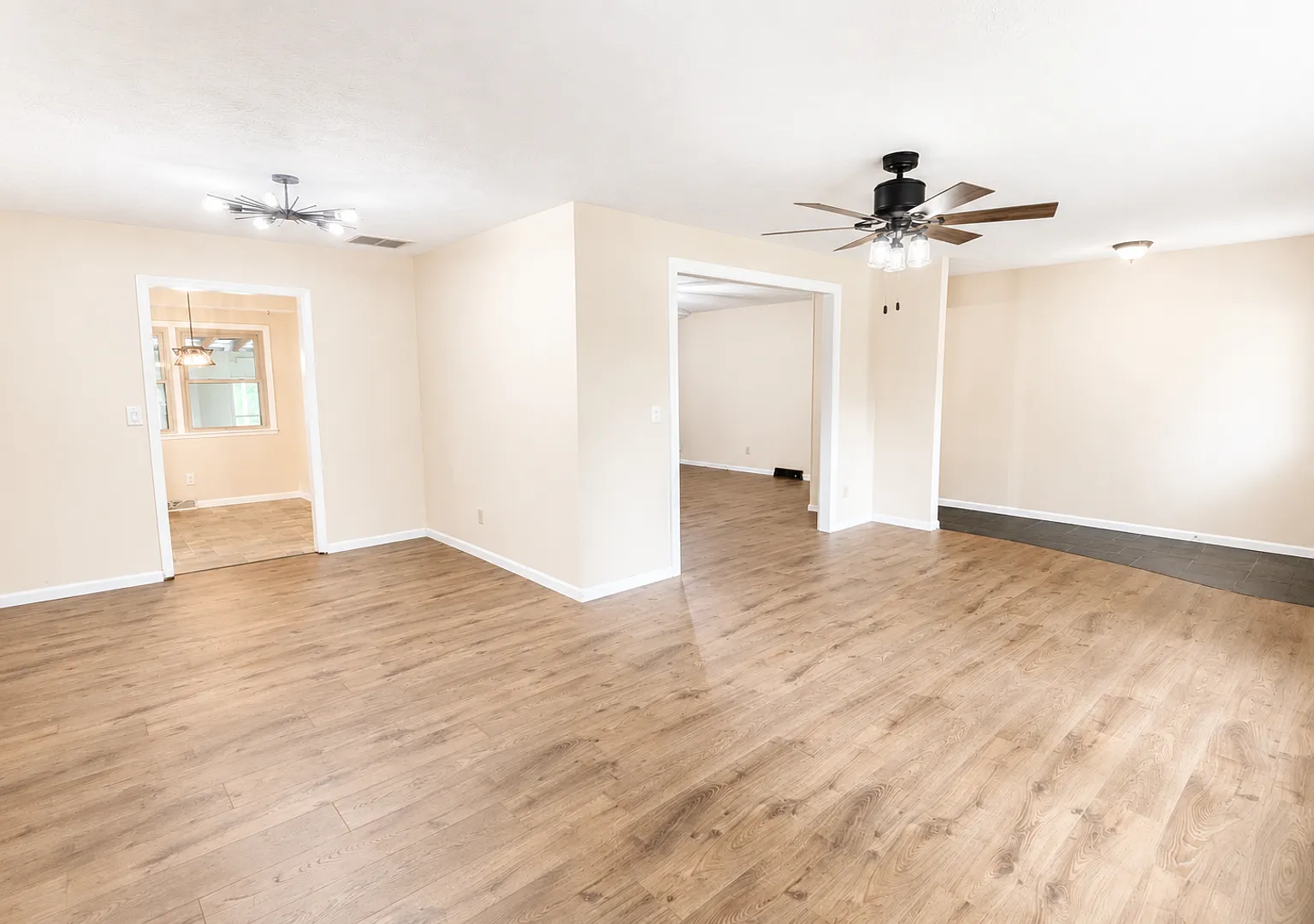 Medical Mile Kickapoo 4/2/2 | Two Living Rooms | Sunroom | Fenced Yard | Pets Welcome!! — Photo 4