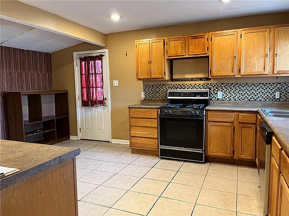 4th image of 4854 Warren Dr