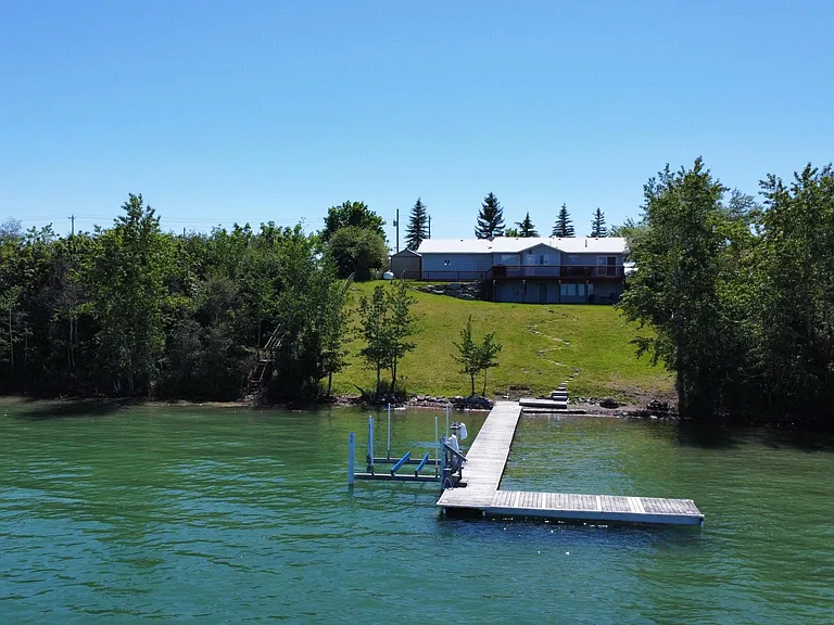 540 Shoreline Dr — Photo 1