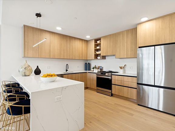 3rd image of 2354 W Farragut Ave #302
