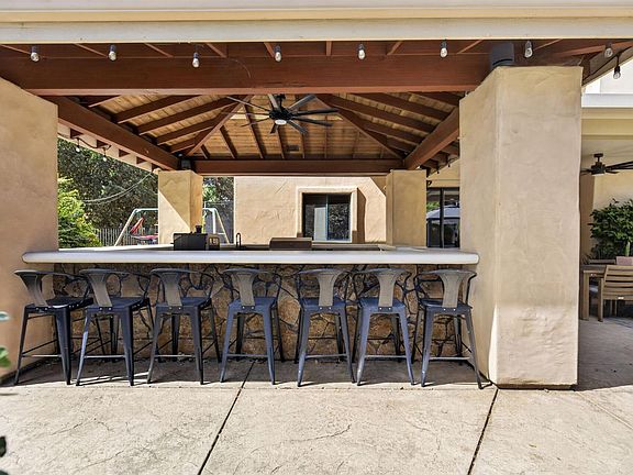 3rd image of 433 Calabria Ct