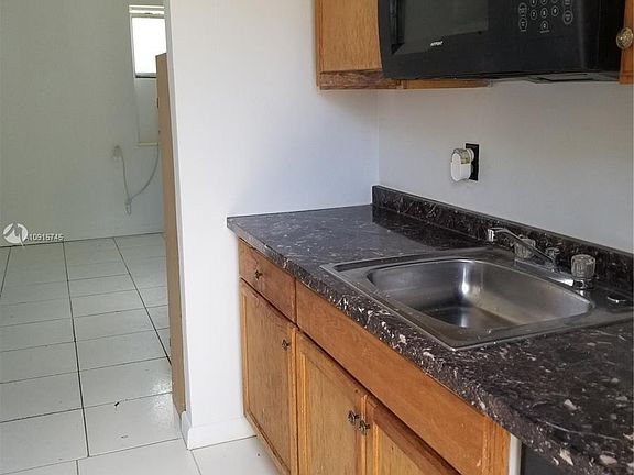 3rd image of 1822 Cleveland St #4