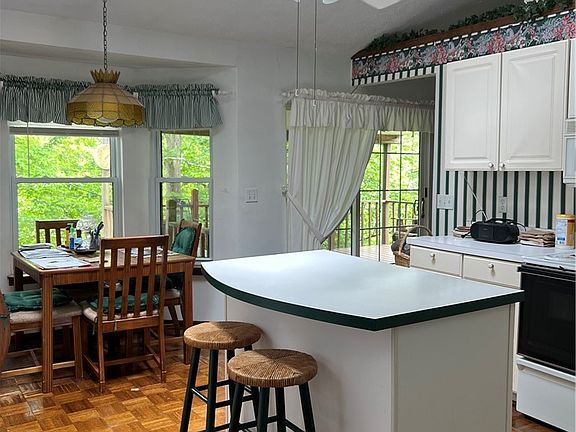 3rd image of 313 Edgewood Cir