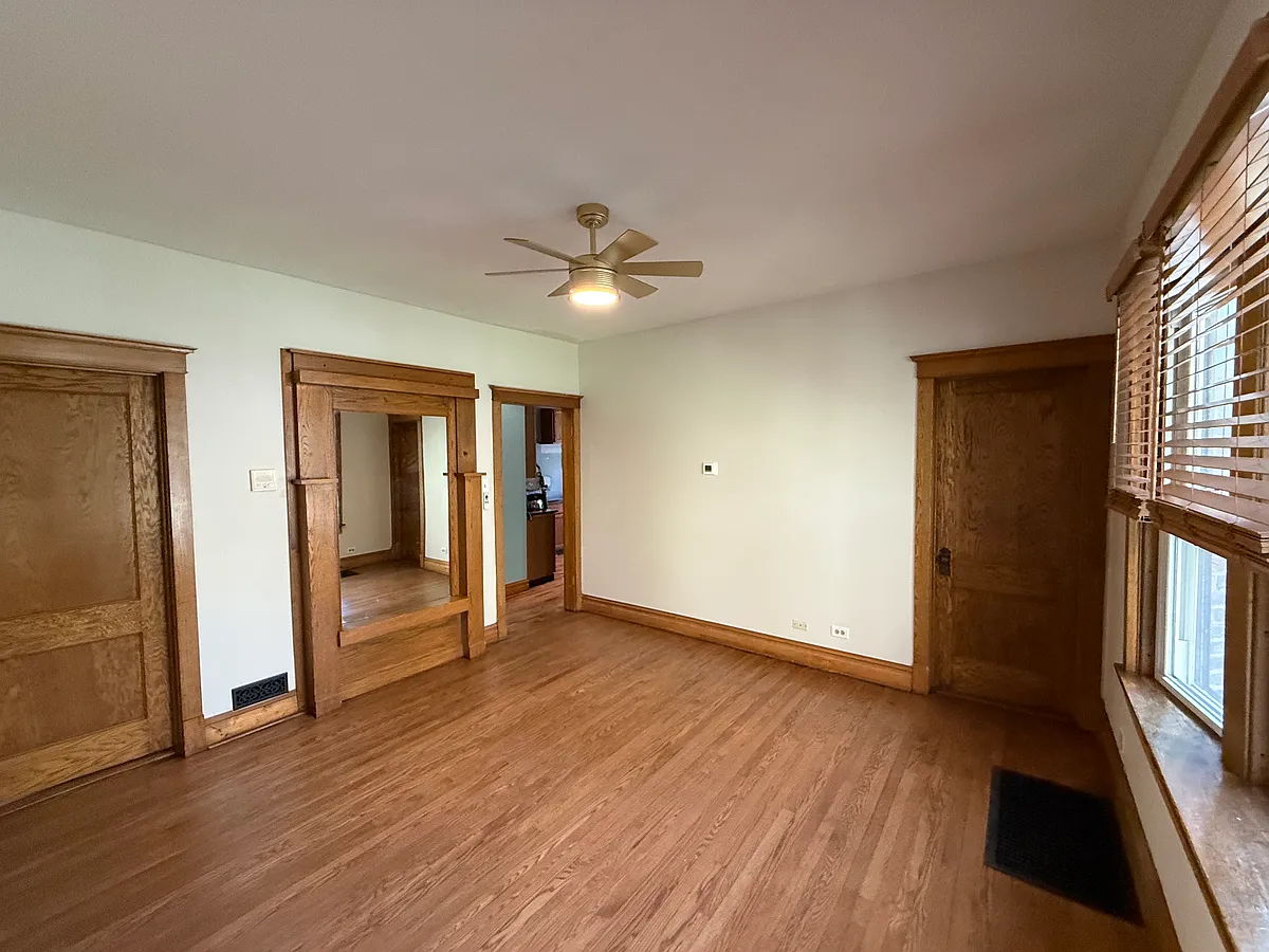 Living Room - 3934 N Southport Ave #1R