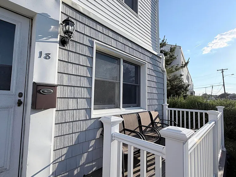 18 Howland Ave — Photo 2