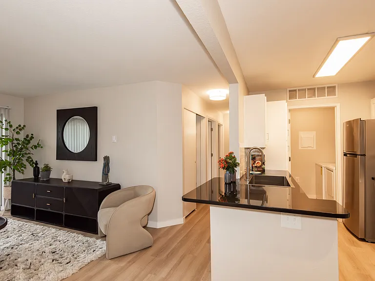 Lumina Apartments — Photo 28