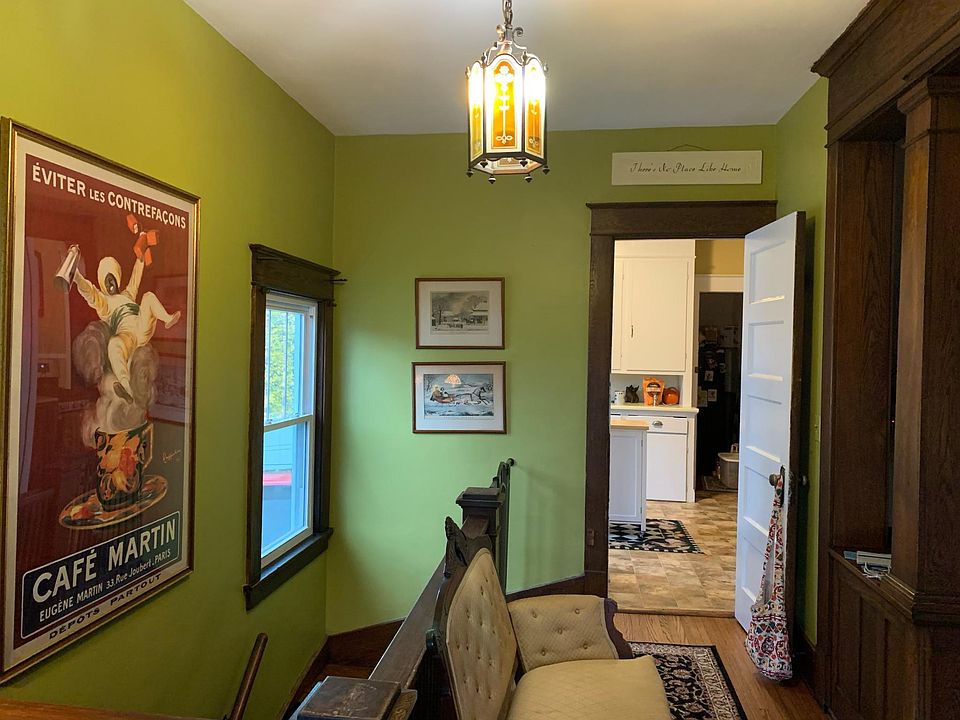 Front hall access to balcony/kitchen