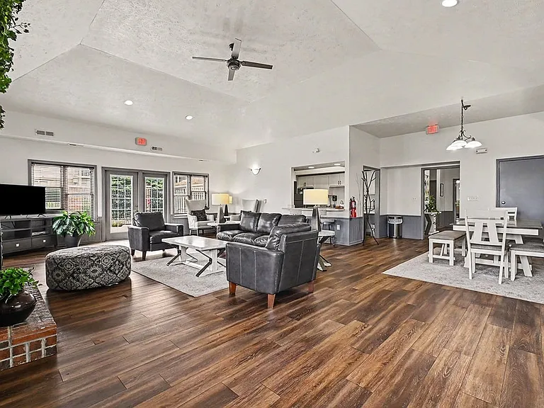Brentwood Park Apartments — Photo 50