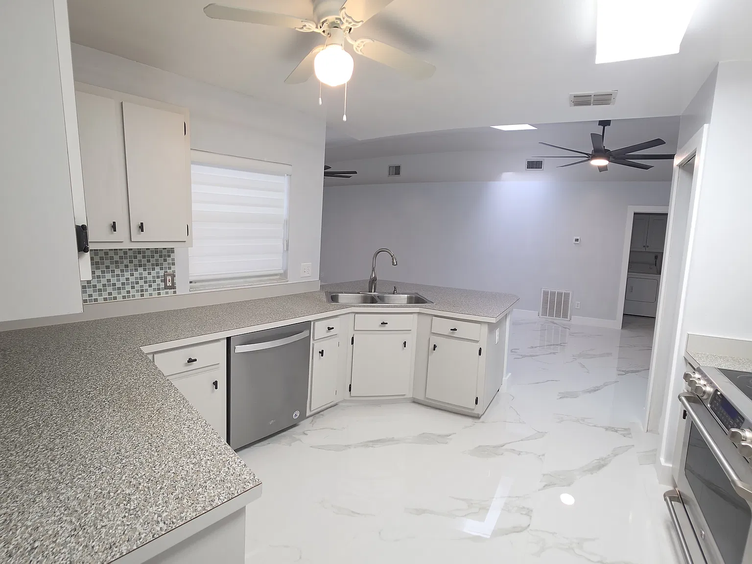 4 bed, 1921 sqft, $2,150 — Photo 3