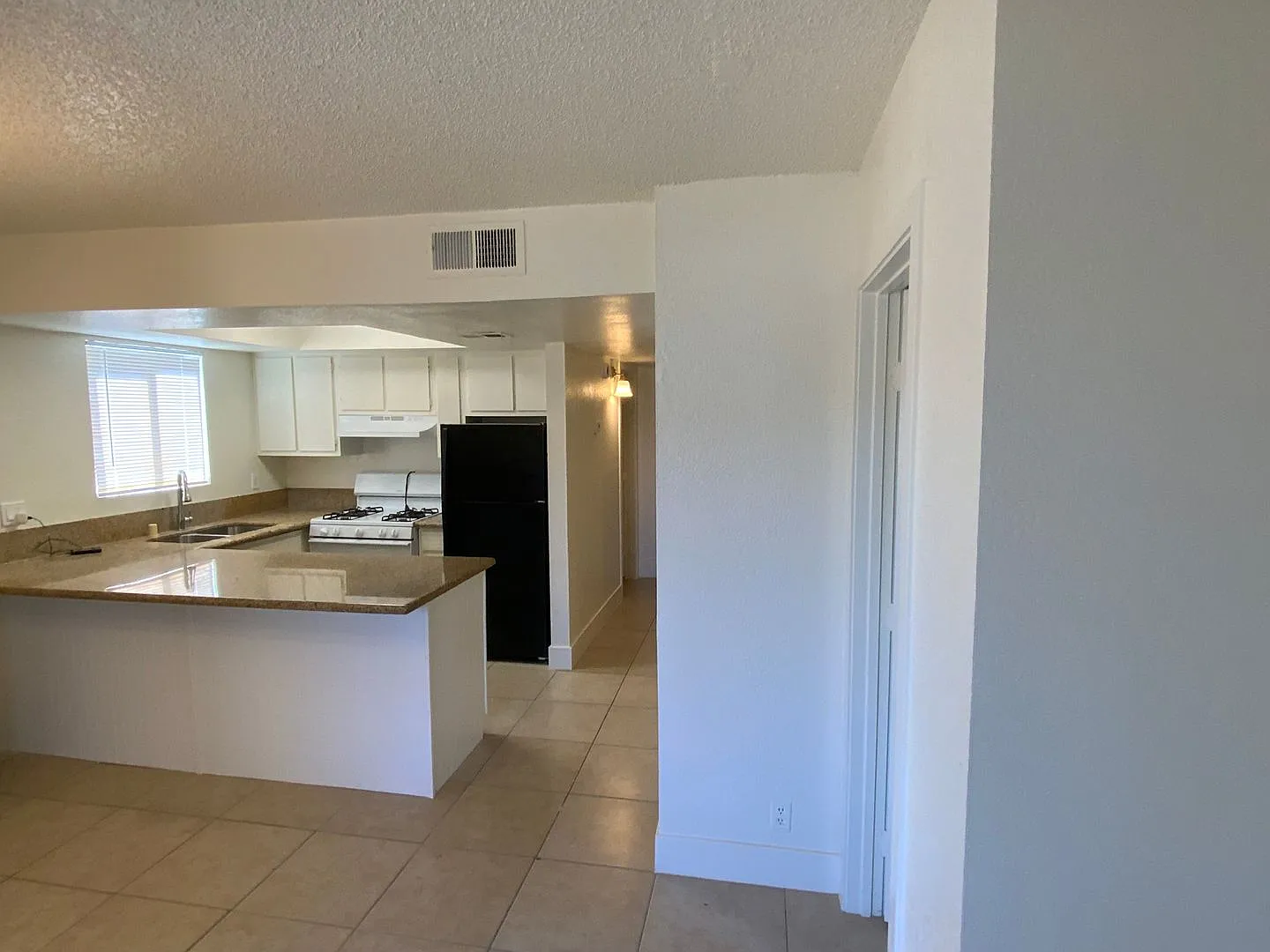 3 Bedrooms 2 Bathrooms Apartment for Rent! — Photo 3