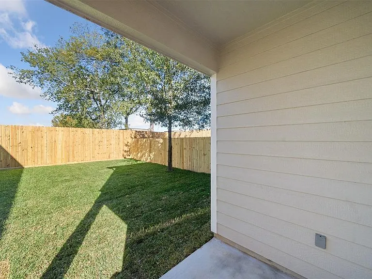 214 W Lewis St — Photo 11