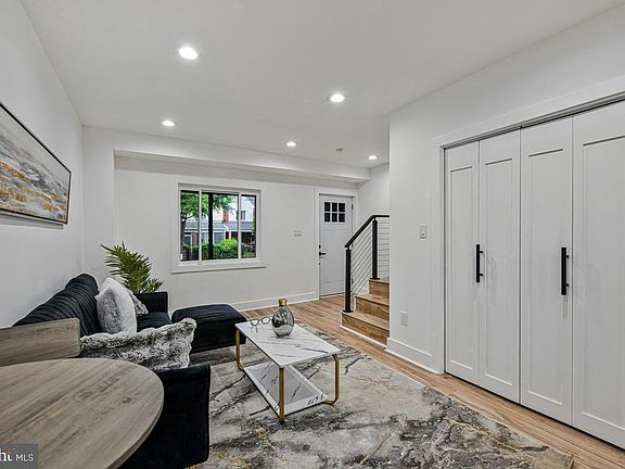4th image of 305 34th Pl NE