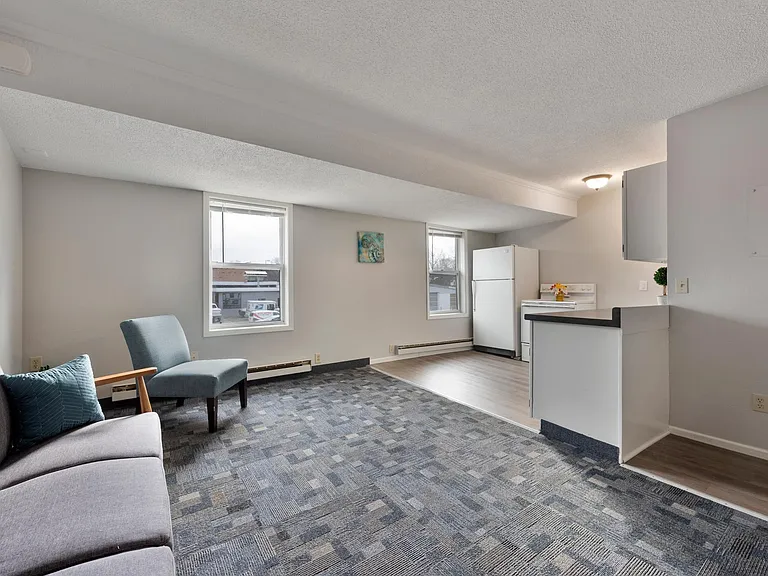 154 E Broadway St — Photo 2