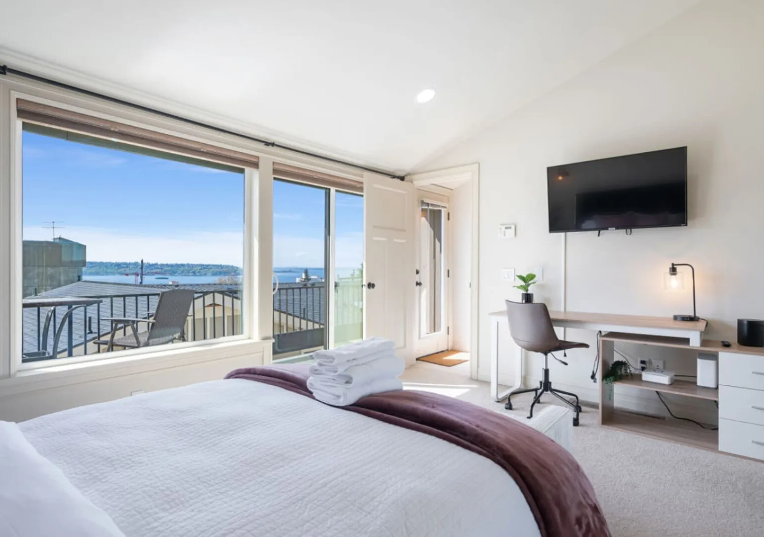 3BR 2BA Tudor Townhouse on Queen Anne Seattle View — Photo 4