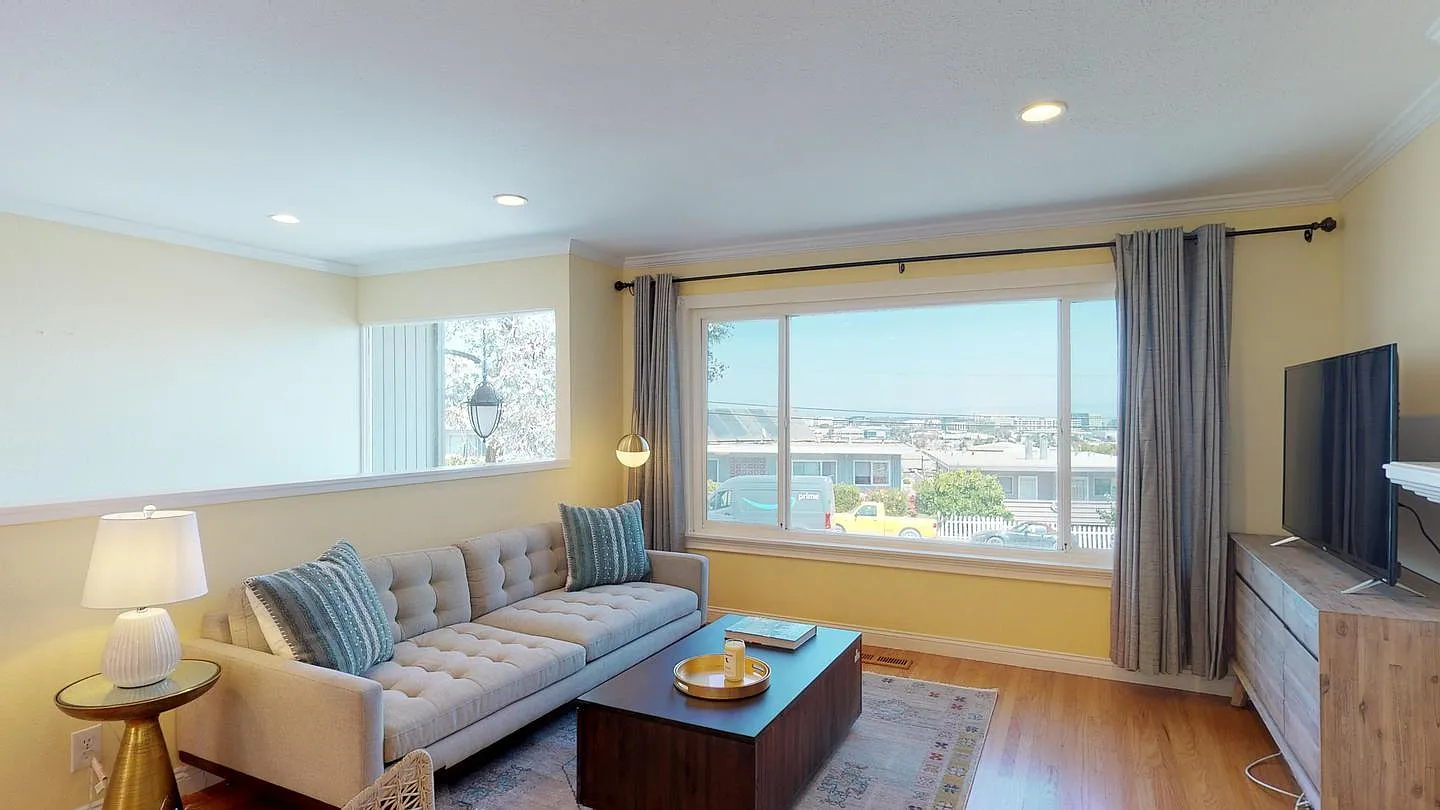 Private Bedroom in Gorgeous Belmont Home With Beautiful Backyard — Photo 2