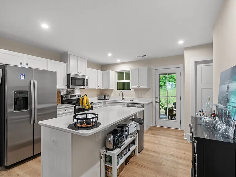 913 Leyburn Ln — Photo 26