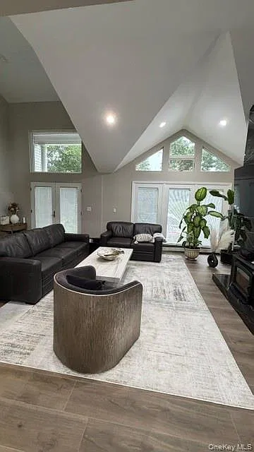 3 bed, 3.0 bath, 2400 sqft, $8,500 — Photo 3