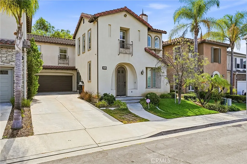 4 bed, 2.5 bath, 2275 sqft, $5,100 — Photo 2