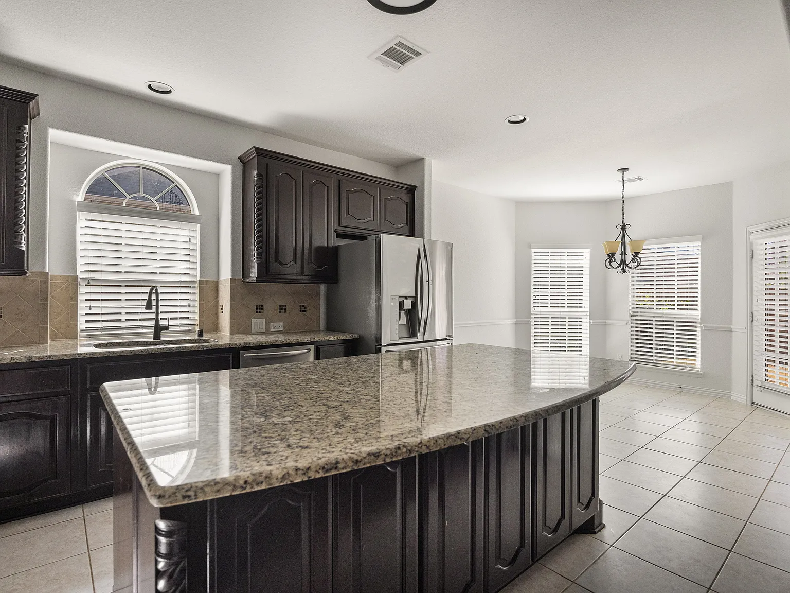 6 bed, 4069 sqft, $3,800 — Photo 4