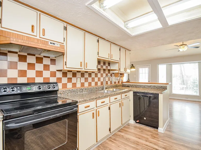 7623 Kite Hill Dr — Photo 12