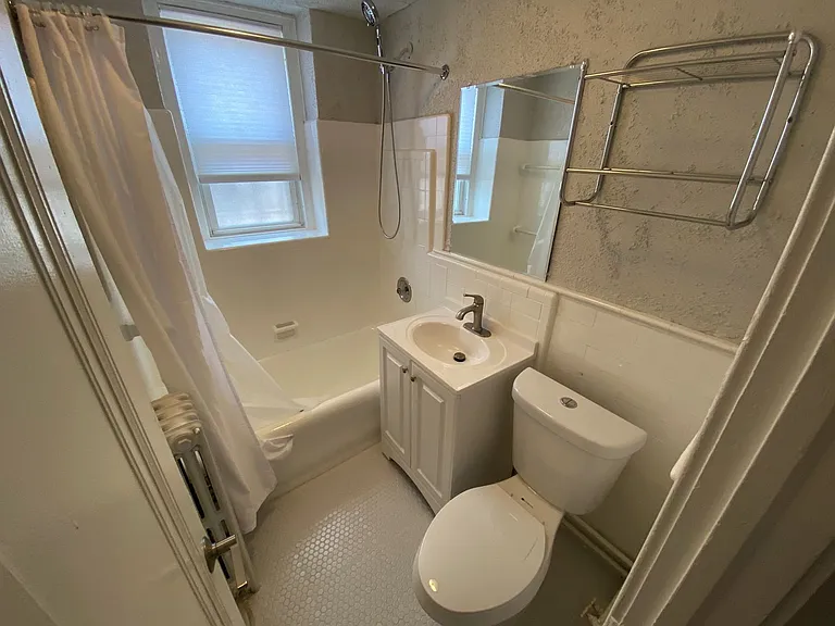 100 Howe Street — Photo 29