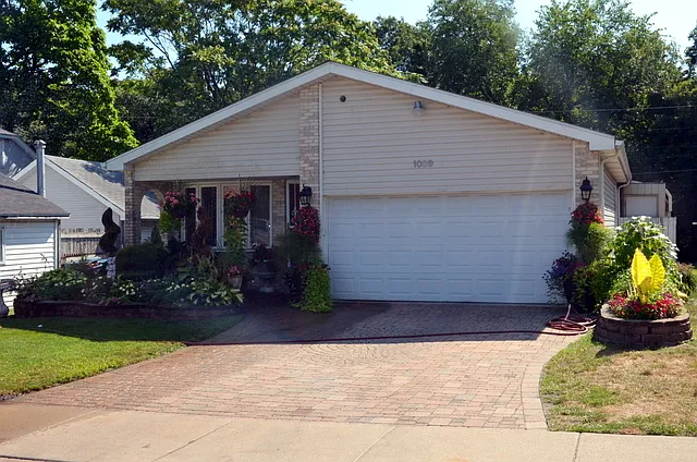 1039 Hirsch Blvd photo 1