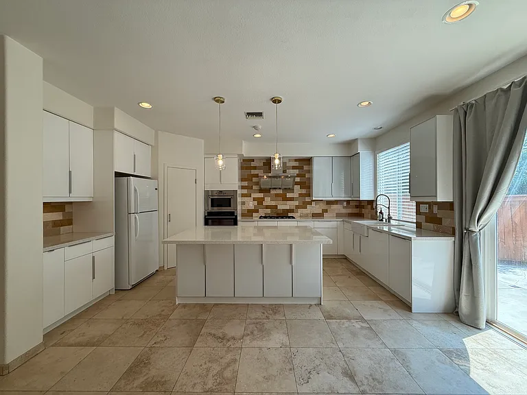 556 Rocking Horse Dr — Photo 6