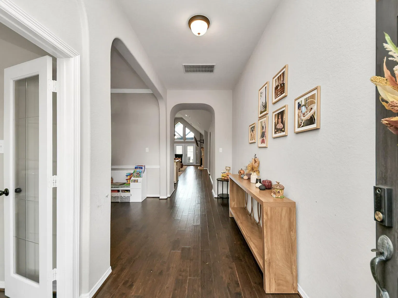 4 bed, 3.0 bath, 2281 sqft, $2,900 — Photo 2