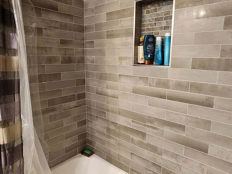 master bathroom tub/shower