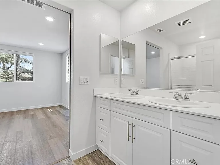 14700 Sherman Way — Photo 7