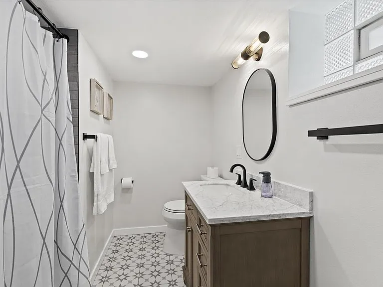1608 N Astor St — Photo 2