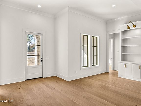 5th image of 156 Westlake Cir