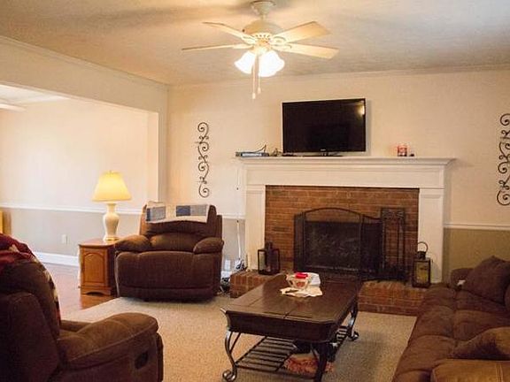 Family Room w Fire Place
