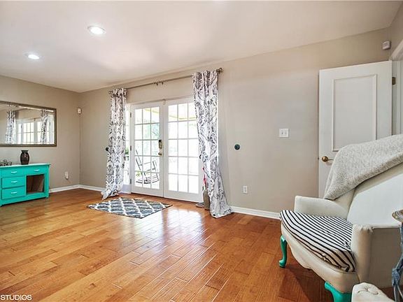 4th image of 329 Altaloma Ave