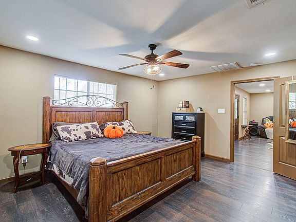 4th image of 530 Hickory Oaks Ln