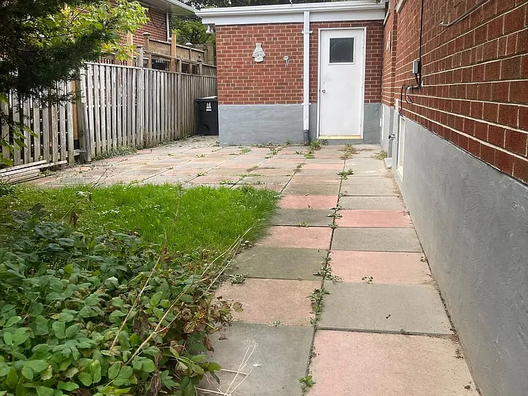 45 Malamute Cres #BASEMENT — Photo 2