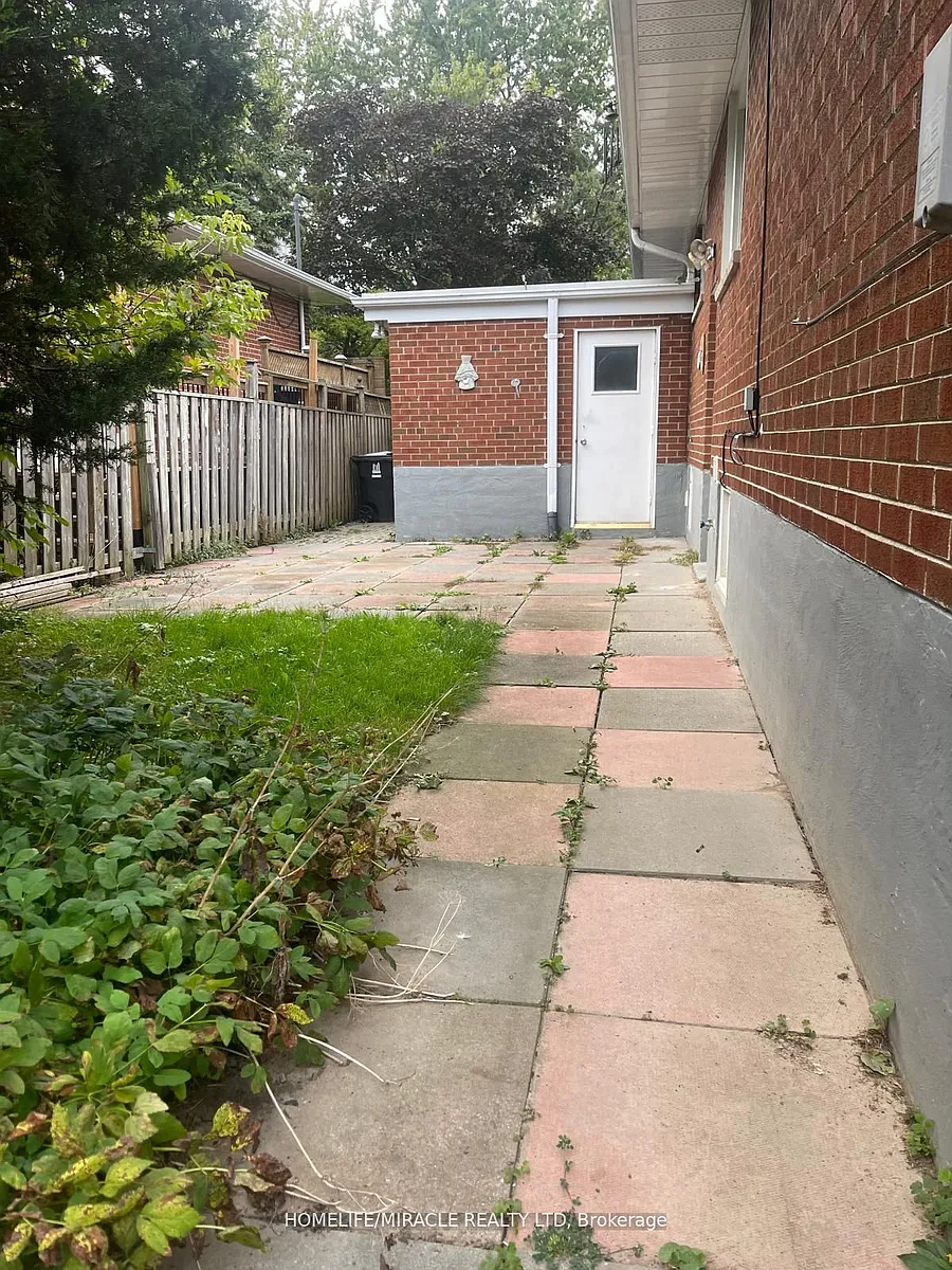 Building Photo - 45 Malamute Cres #BASEMENT