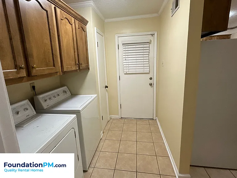 2621 Derbyshire Ave — Photo 6